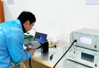 防靜電防浪涌測(cè)試用于檢測(cè)產(chǎn)品對(duì)靜電和浪涌的防護(hù)能力，模擬實(shí)際可能出現(xiàn)的情況，保障產(chǎn)品在復(fù)雜電磁環(huán)境中的穩(wěn)定運(yùn)行。