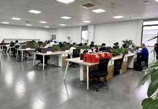 大辦公室是公司員工日常工作的主要場(chǎng)所，提供寬敞、舒適且功能齊全的空間，促進(jìn)團(tuán)隊(duì)協(xié)作和高效辦公。