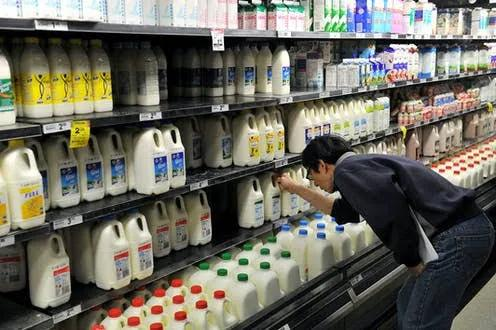 木屑效应：房市衰落导致牛奶价格上涨