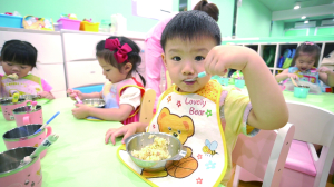 贝格尔托育老师引导跑跑家宝贝自主享用餐点2