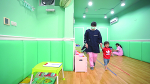 贝格尔保健老师帮宝贝进行发展评估5