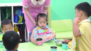 贝格尔托育老师引导宝贝自主用餐3