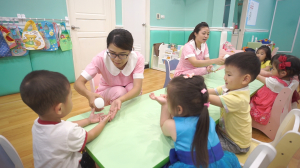贝格尔托育老师以次氯酸水帮助宝贝消毒双手