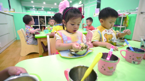 贝格尔托育老师引导跑跑家宝贝自主享用餐点3