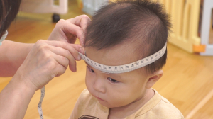 贝格尔保健老师帮宝贝进行发展评估3