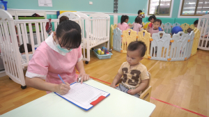 贝格尔保健老师帮宝贝进行发展评估2