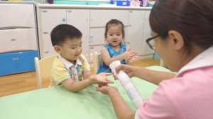 贝格尔托育老师以次氯酸水帮助宝贝消毒双手2