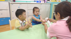 贝格尔托育老师以次氯酸水帮助宝贝消毒双手3