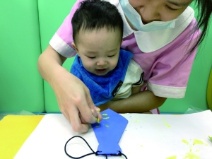 贝格尔托育老师引导幼幼家宝贝参与《贝氏发展学程-美术创作》教学活动1