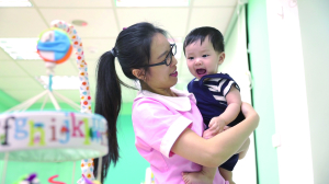贝格尔托育老师与宝贝互动2