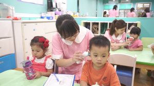 贝格尔保健老师帮宝贝测量记录体温4