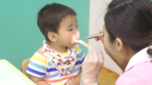 贝格尔保健老师检查宝贝口腔1