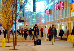 Shoppers_on_Dundas_near_Yonge