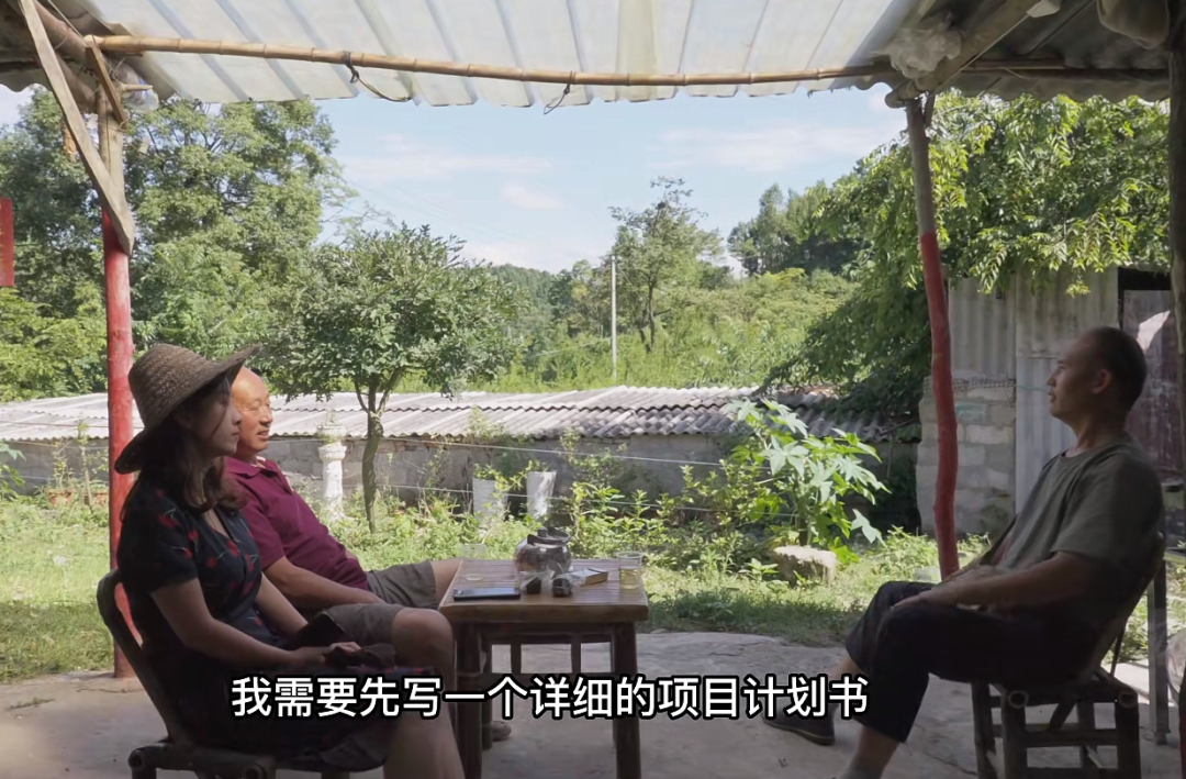 谢易蓁和村主任沟通
