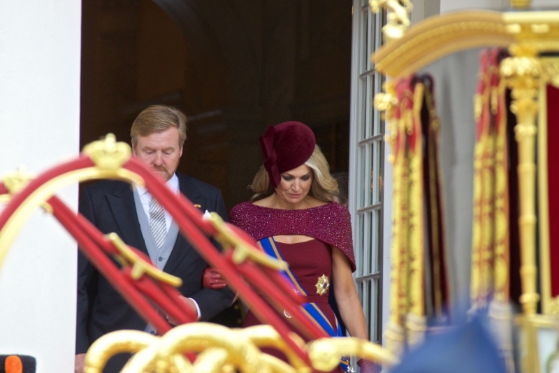 2019年9月17日，在荷兰海牙，荷兰国王威廉-亚历山大（左）和王后马克西玛前往议会宫骑士厅。（图源：新华社）