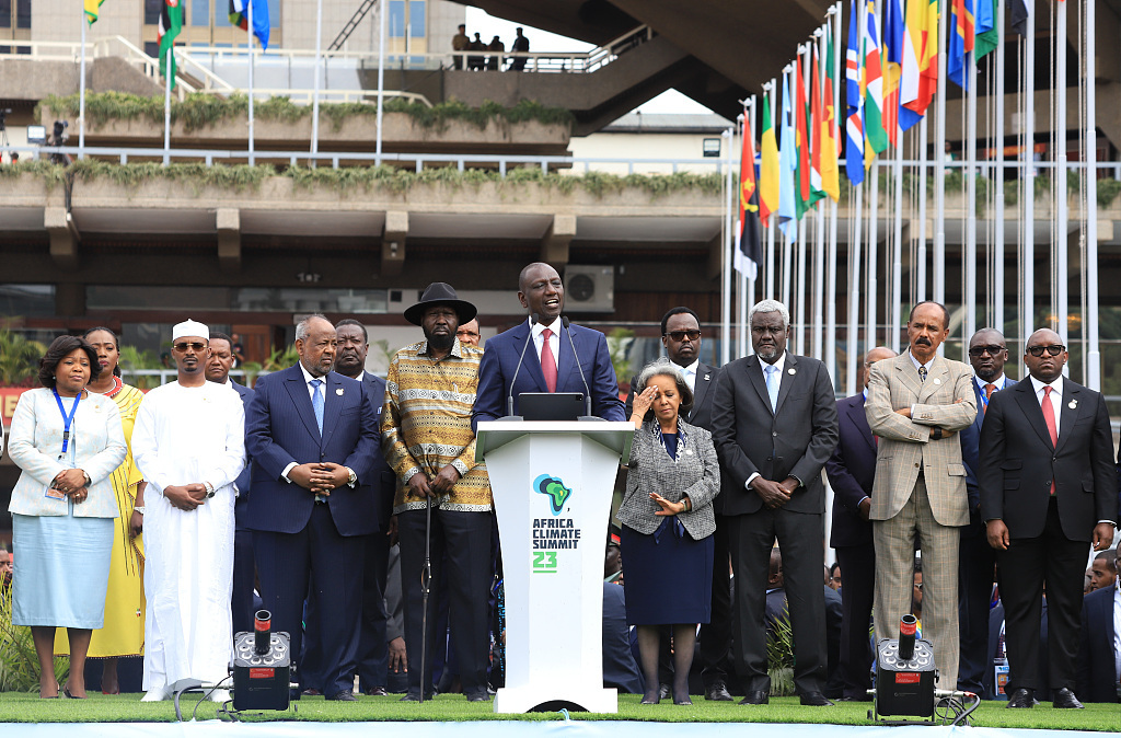 当地时间2023年9月6日，肯尼亚内罗毕，在肯雅塔国际会议中心举行的首届非洲气候峰会上，肯尼亚总统威廉·鲁托和与会国家领导人举行新闻发布会。