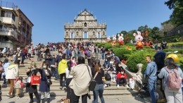 大三巴觀景人流如織，連續兩日啟用人潮管制