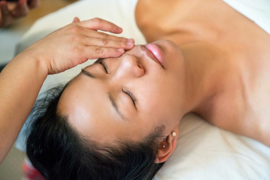 spa-facial-treatment_925x