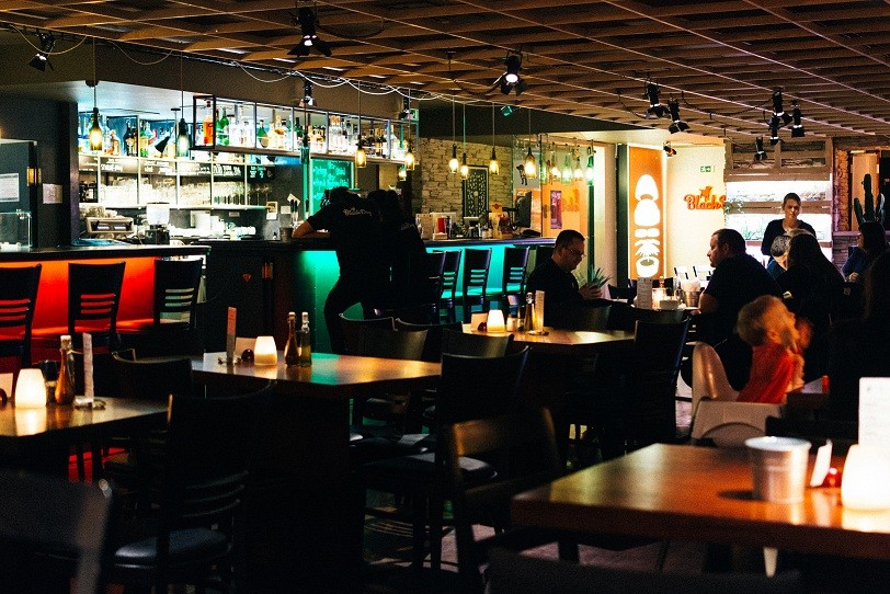 foodiesfeed.com_restaurant8217s-bar-interior