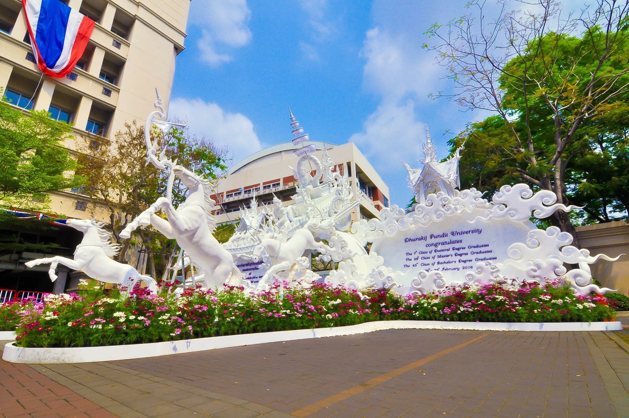 在博仁大学周边有什么商场和景点？