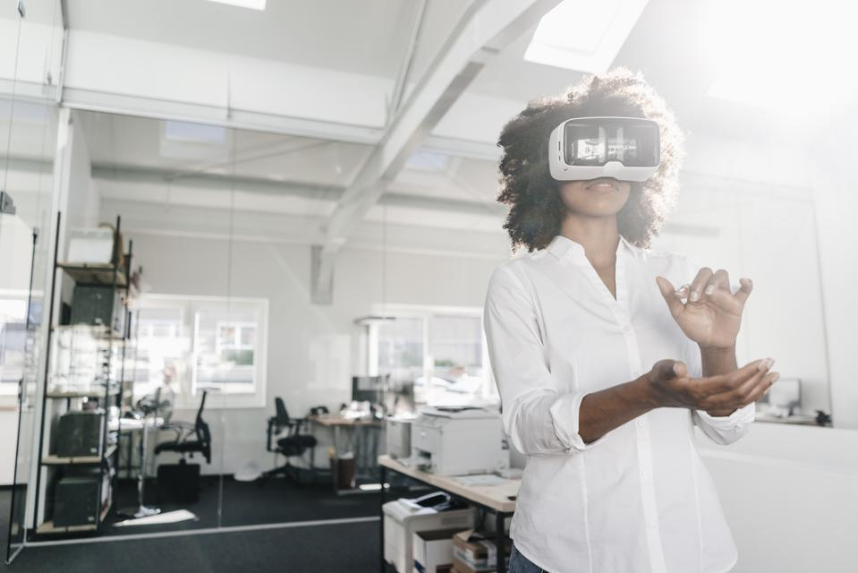 女人在辦公室戴VR眼鏡