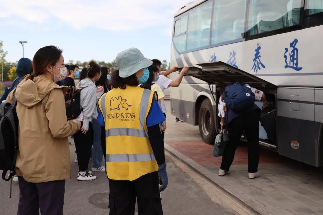 同学们有序下车取行李