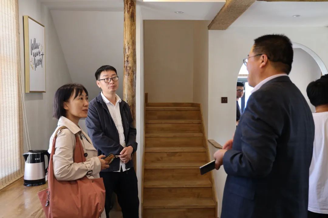 领导老师们与德胜集团董总一起参观居住民宿