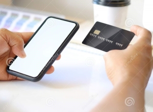 网上付款信用卡片和智能手机嘲笑-113190746