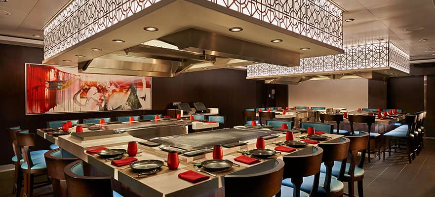 A restaurant with tables and chairs
Description automatically generated