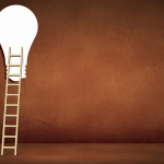 摄图网_300224209_领导理念图像与梯子灯泡绿色背景（企业商用）