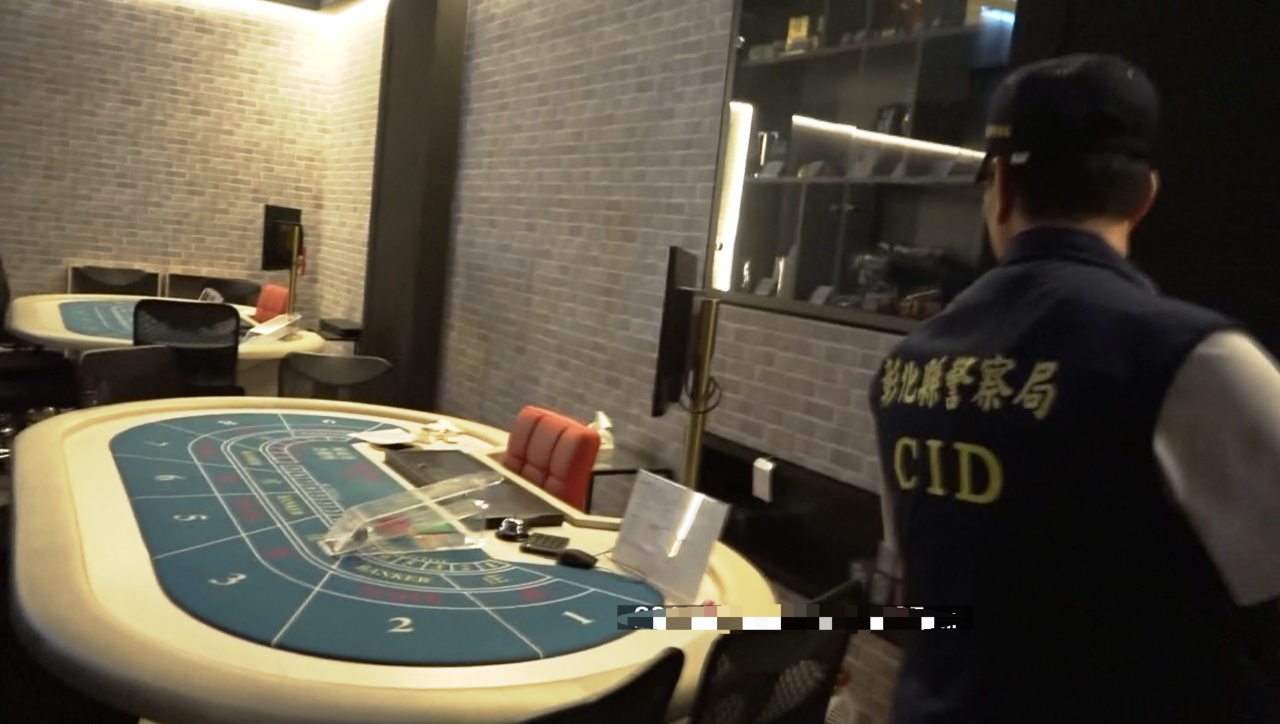 彰化警方在員林市大同路一家餐廳的2樓，查獲用撲克賭博的遊戲場。記者何烱榮／攝影