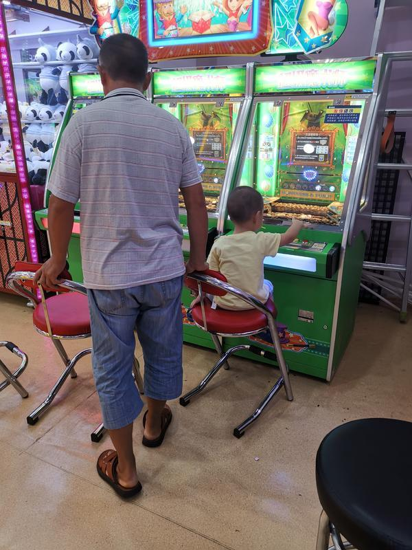 兒童遊樂場內惊現推幣機家長：這是在變相教孩子賭博