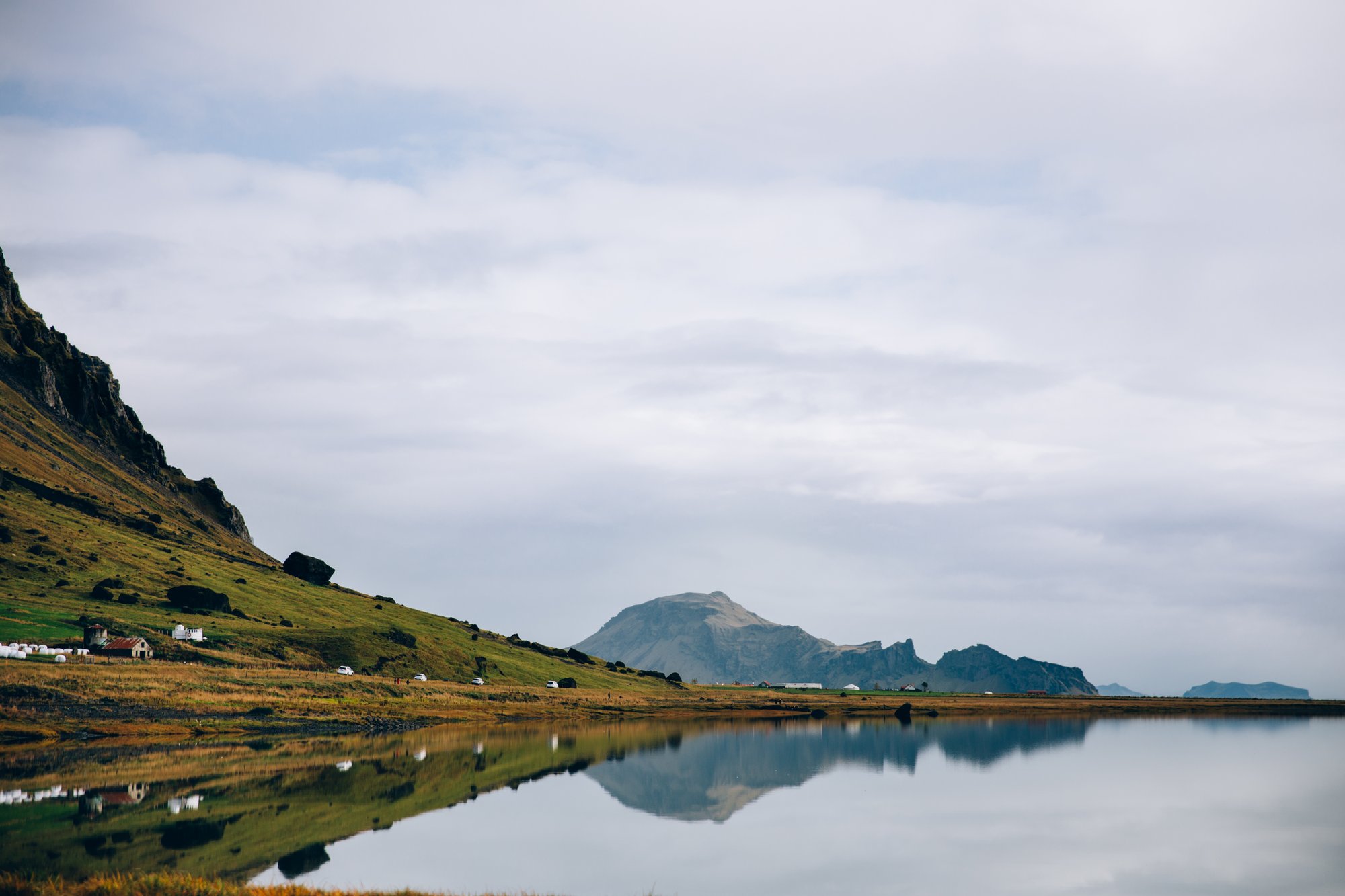 glassy iceland lake water reflects hillside | 免费图片搜索引擎