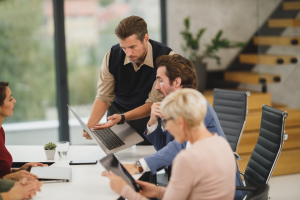 business people meeting table office work staff men women person discussion group talking team teamwork corporate communication computer laptop presentation 展示 膝上型 电脑 通讯 企业 团队合作 团队 倾诉 群 讨论 人 女人 男人 工作人员 工作 办公室 表 会议 人民 商业