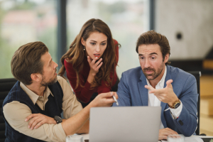 business people discussion meeting table office work staff men women person group talking team teamwork corporate communication computer laptop 膝上型 电脑 通讯 企业 团队合作 团队 倾诉 群 人 女人 男人 工作人员 工作 办公室 表 会议 讨论 人民 商业