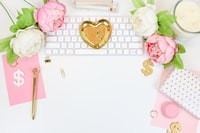 Feminine and girly pink and gold styled stock photo flat lays for bloggers, online entrepreneurs, and social media managers. 女性化的粉红色和金色风格的股票照片平面为博客作者，在线企业家和社交媒体经理奠定了基础。