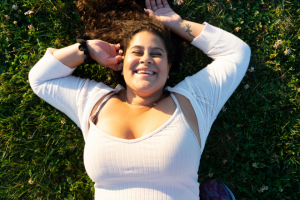 woman natural portrait person female hair happy model pretty attractive beauty fashion lifestyle nature outdoor smile grass laughing young 年青的 哈哈大笑 草 微笑 户外 自然 生活方式 时尚 美 吸引人 漂亮 模型 高兴的 头发 女 人 肖像画 天然 女