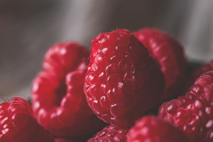 raspberries berry food close up rustic fresh organic group nourishment healthy juicy macro nature object red whole diet fruit natural plant raw ripe sweet vegan vegetarian 素食 纯素 甜 成熟 生 种 天然 果 饮食 整体 红色 对象 自然 宏 多汁 健康 营养 群 有机 鲜食 乡土 闭上 食物 贝瑞 树莓