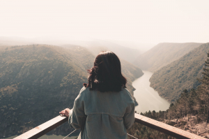a person standing at a corner taking in the forest view 在森林景色中站在角落里的人