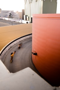 people walking on road during daytime 白天走在路上的人