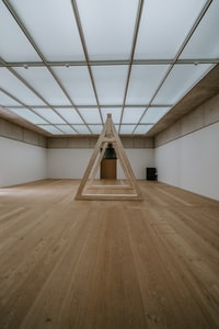 brown wooden floor with white wall 白墙棕色木地板
