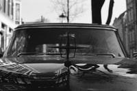 grayscale photo of car with broken window 车窗破损的灰度照片