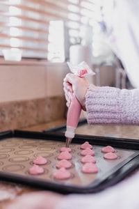 person holding white tissue paper 手持白纸纸的人
