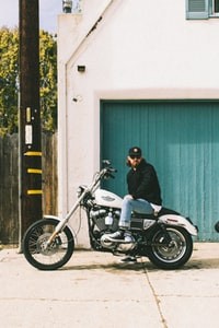 man in black jacket riding on motorcycle 骑摩托车穿黑夹克的男子