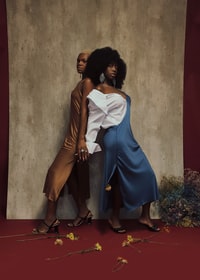 clothing apparel coat gown robe fashion evening dress human People Images & Pictures shoe footwear overcoat suit female leisure activities pants hair Free images 自由图像 头发 短裤 休闲活动 女 西服 大衣 鞋类 鞋 人物形象与图片 人 晚礼服 时尚 长袍 长袍 外套 服装 服装