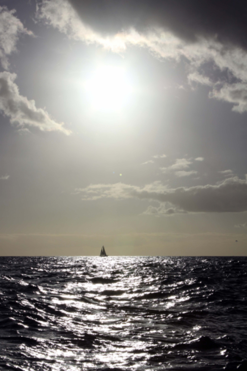 sailboat ocean sea horizon wave sun sky clouds travel boat sail nature water summer sport yacht holiday travel seascape yachting vacation landscape dramatic peace reflection seasacape 海参 反射 和平 戏剧性 景物 度假 游艇 海景 旅行 假期 游艇 运动 夏天 水 自然 帆帆 船 旅行 云彩 天空 太阳 波 视界 大海 海洋 帆船