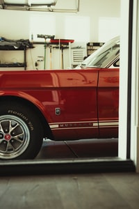 red chevrolet car in garage 车库中的红色雪佛兰轿车
