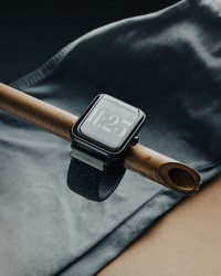 silver aluminum case apple watch with black sport band 银铝表壳，黑色运动表带苹果手表
