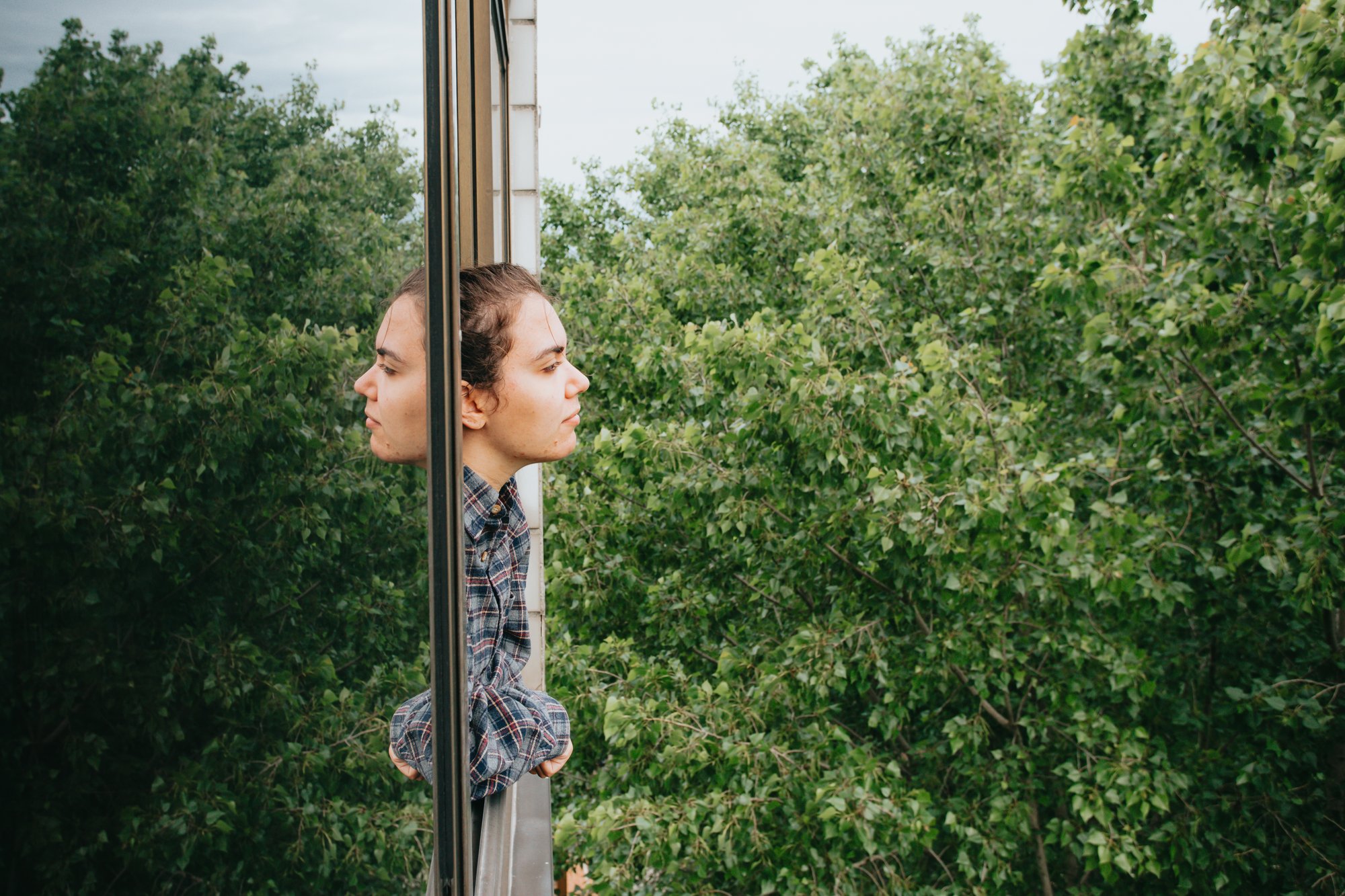 profile of a woman leaning out of an open window 从敞开的窗户探出的一个女人的侧面
