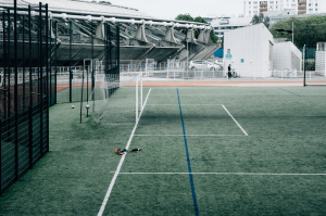 empty net on a green sports field in the city 城市绿色运动场上的空网